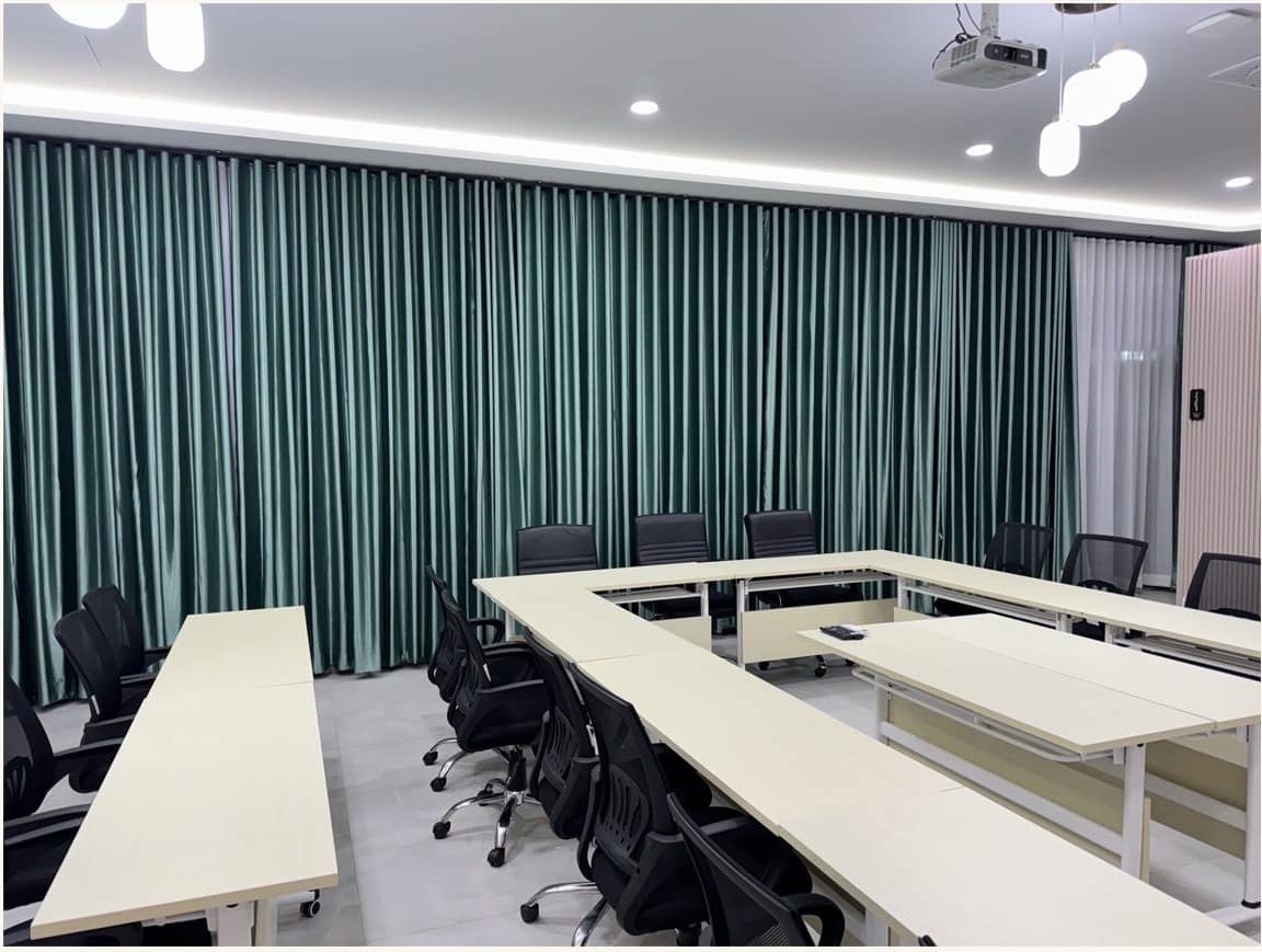 ห้องประชุมพร้อมผ้าม่านและพื้นที่กว้างขวาง
