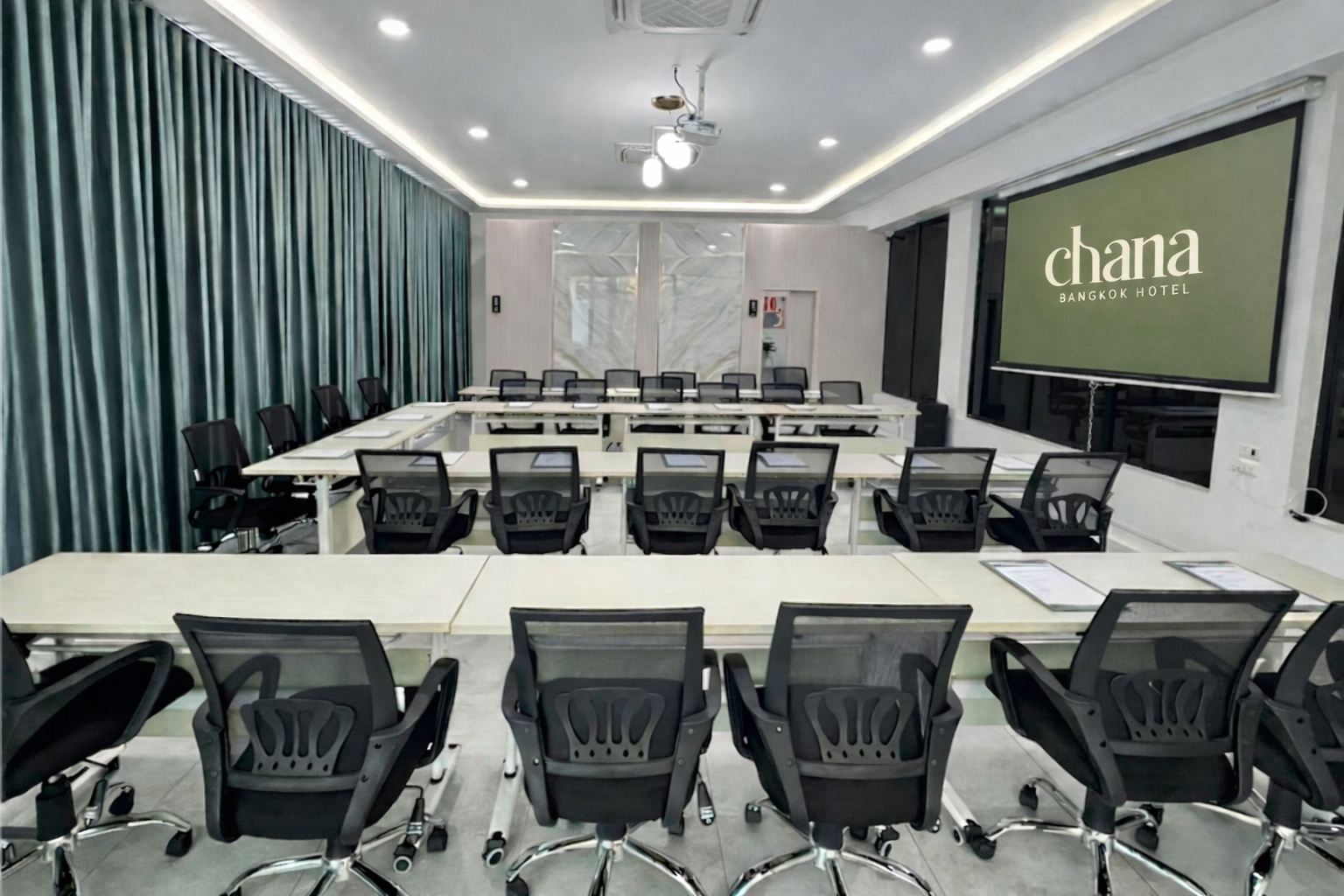 ห้องสัมมนาให้เช่าใกล้สวนสยาม พร้อมโต๊ะประชุมและโปรเจกเตอร์